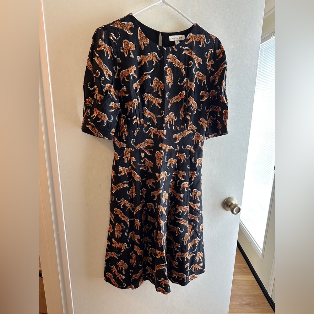 NWOT Emily And Fin Black / Brown Meredith Leaping Leopards Dress XS— has pockets